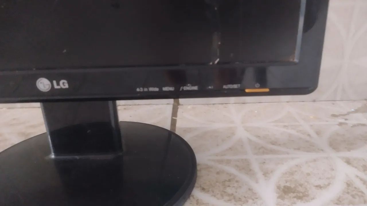 Monitor LG  COM DEFEITO   - Foto 2
