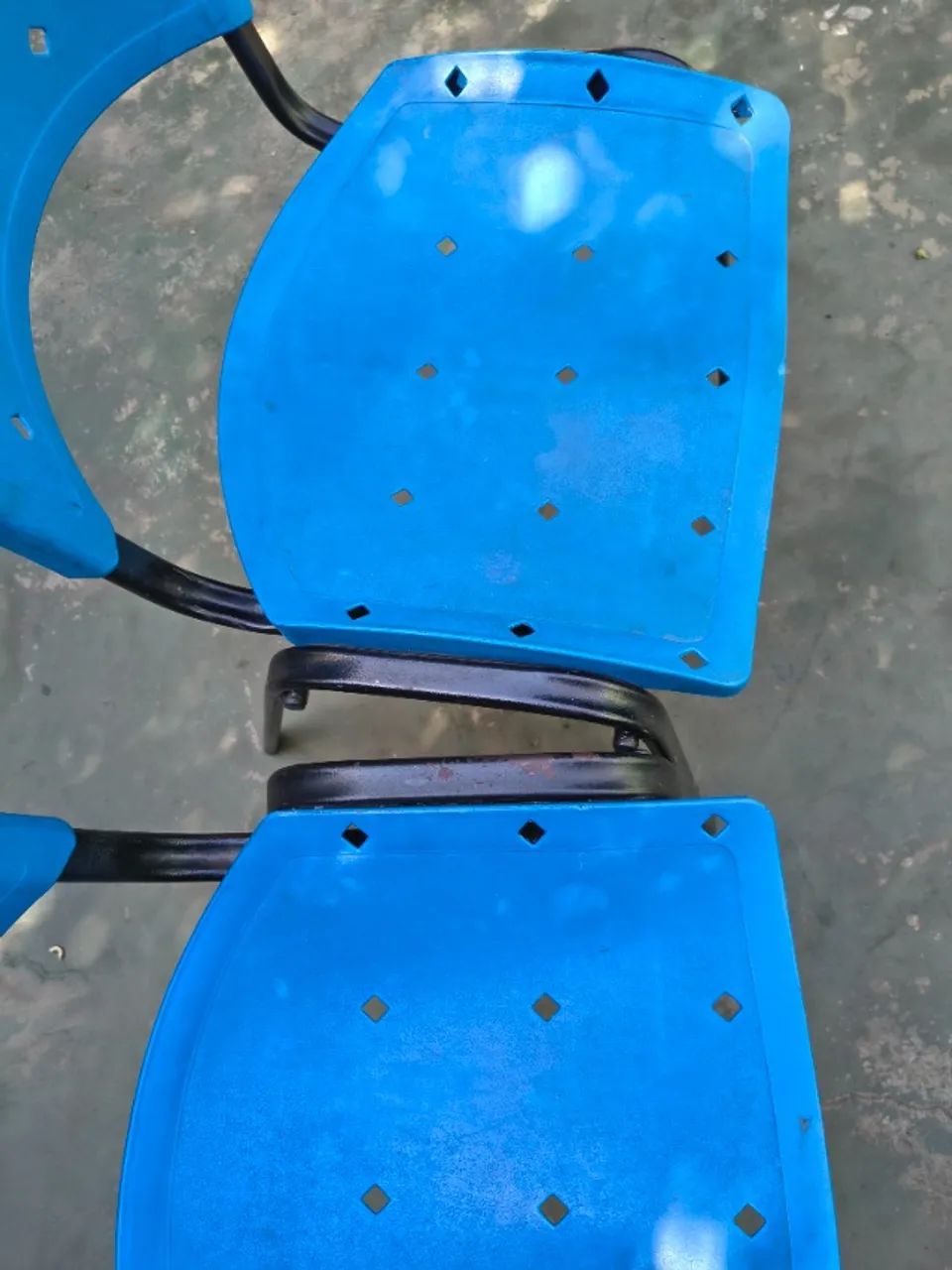 2 Cadeiras Escritório Fixa Ferro Assento Plástico - Foto 4