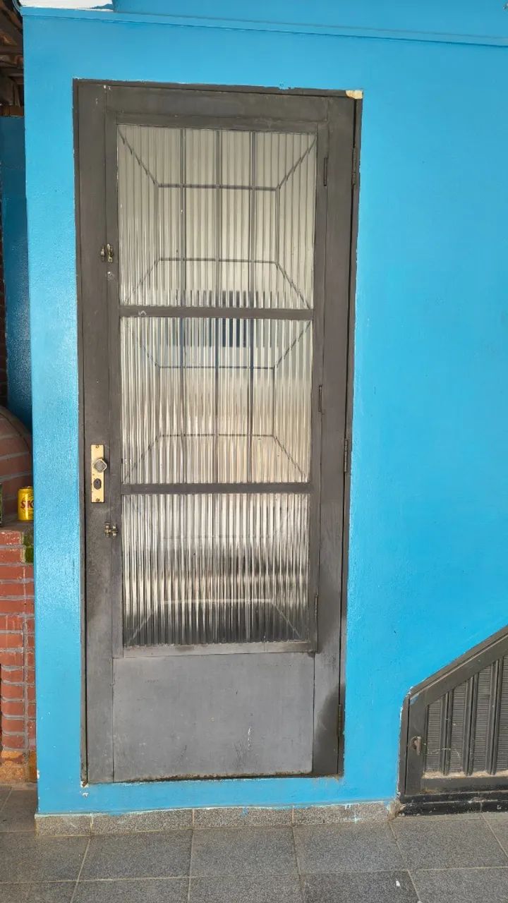 Porta de ferro com grade