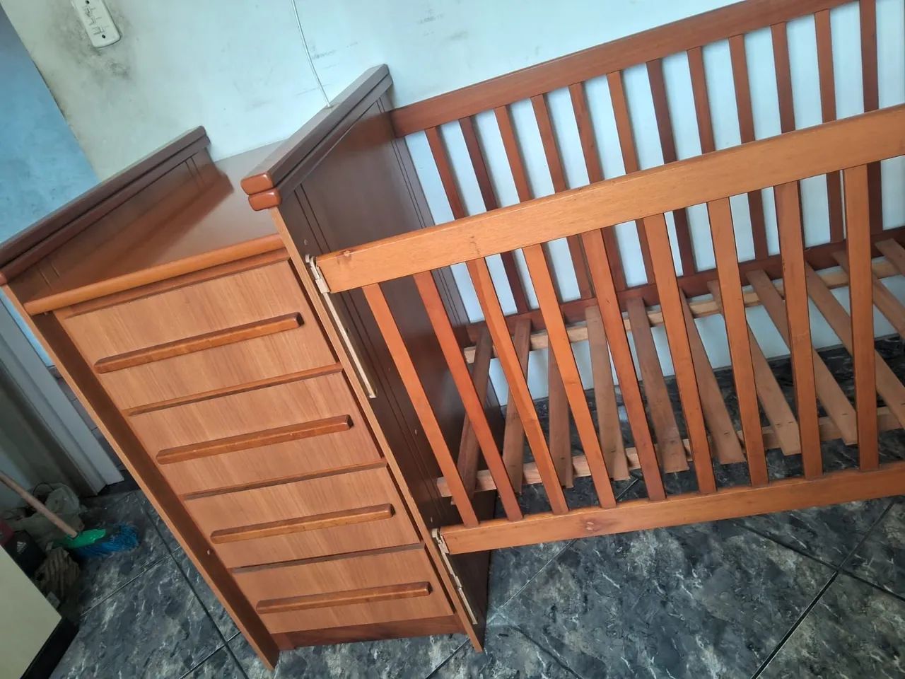 Berço com cômoda e troca fralda, com 4 gavetas, regulagem na grade, todo em MDF resistente - Foto 4