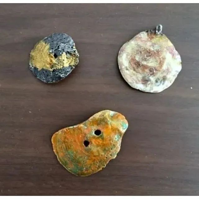 2 pingentes e 1 broche - arte em conchas