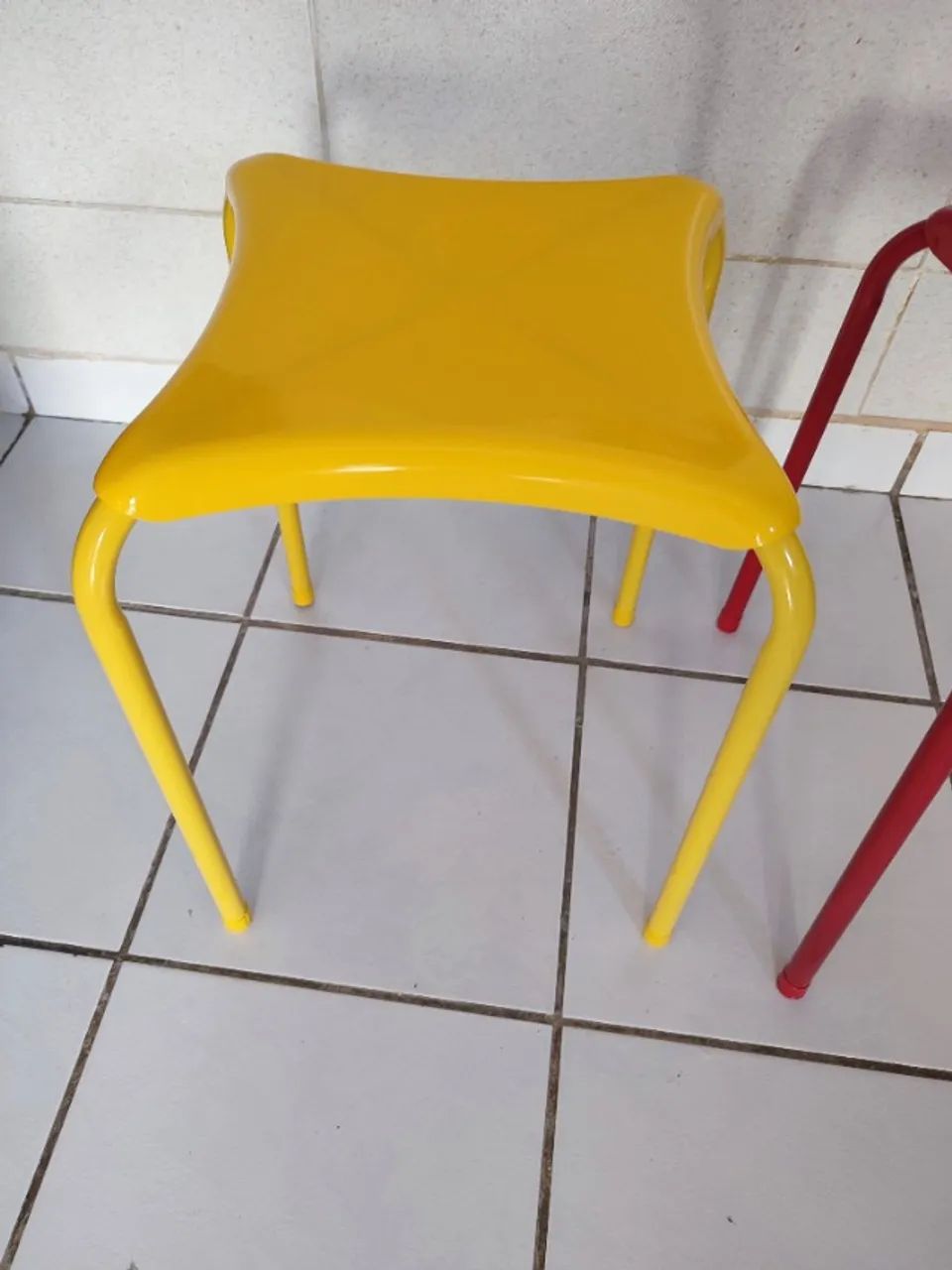 2 bancos em metal amarelo e vermelho. - Foto 2