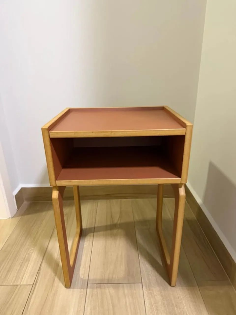 Mesa de Cabeceira Rosa Bertha Linha Lamina