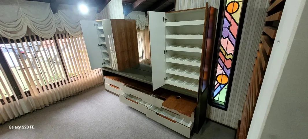 Armário / Cristaleira De Luxo Com Divisórias Internas Em Laca E Madeira 