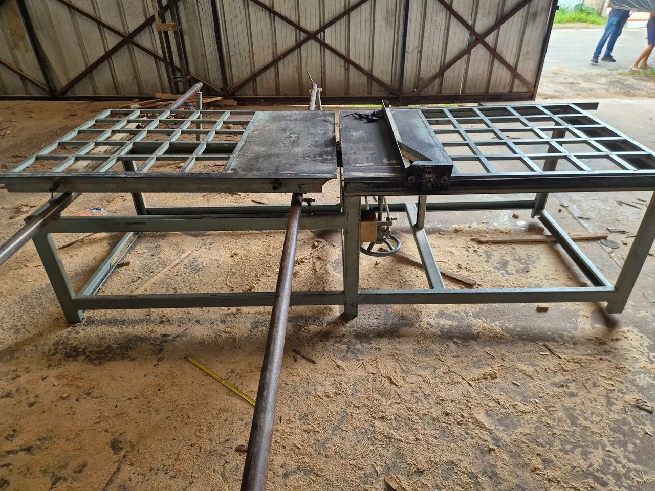 Esquadrejadeira em perfeito estado