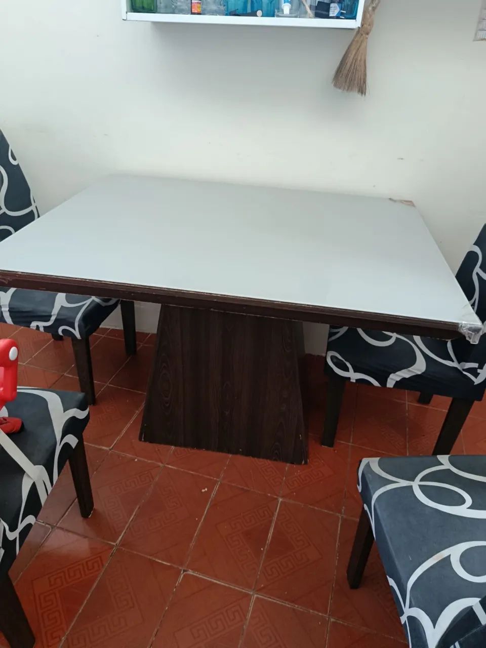 Mesa com 4 cadeiras 