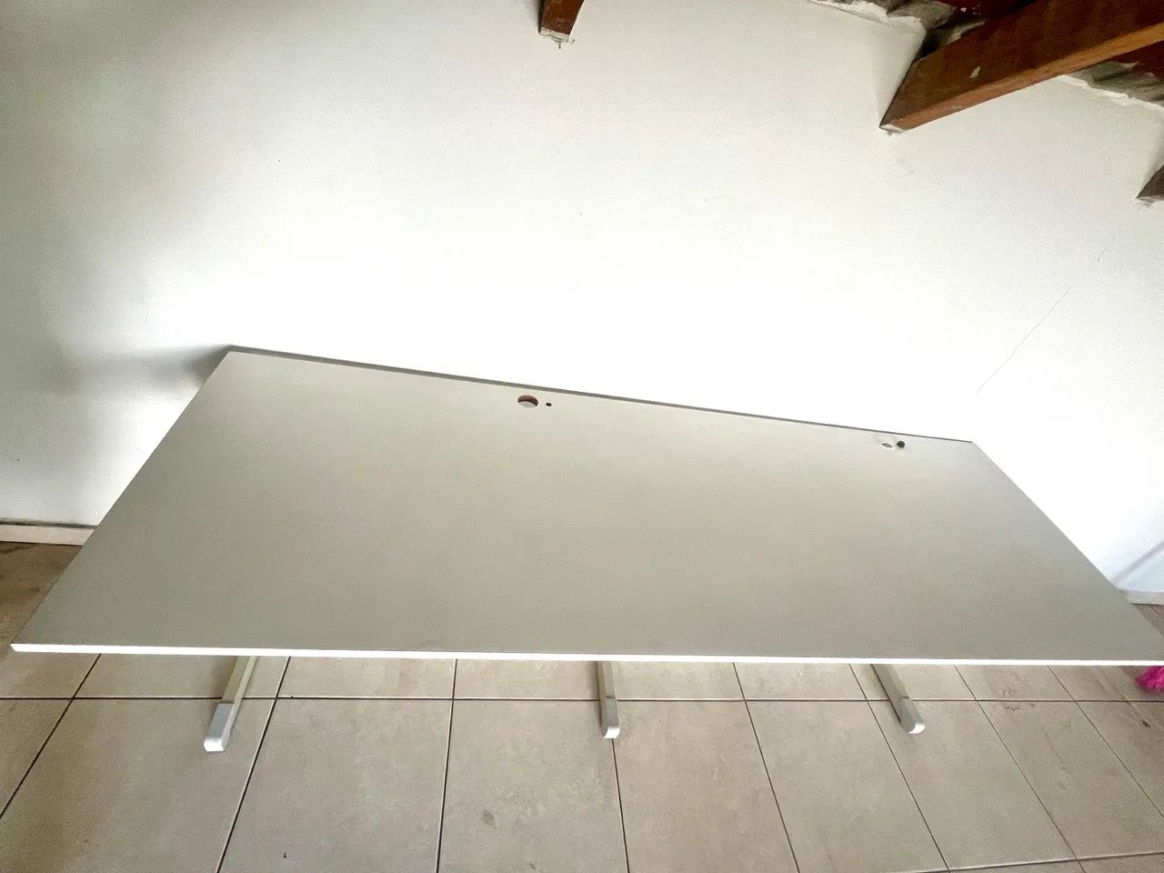 Mesa de Escritório Grande com Estrutura Metálica - Ótimo Estado - Foto 4