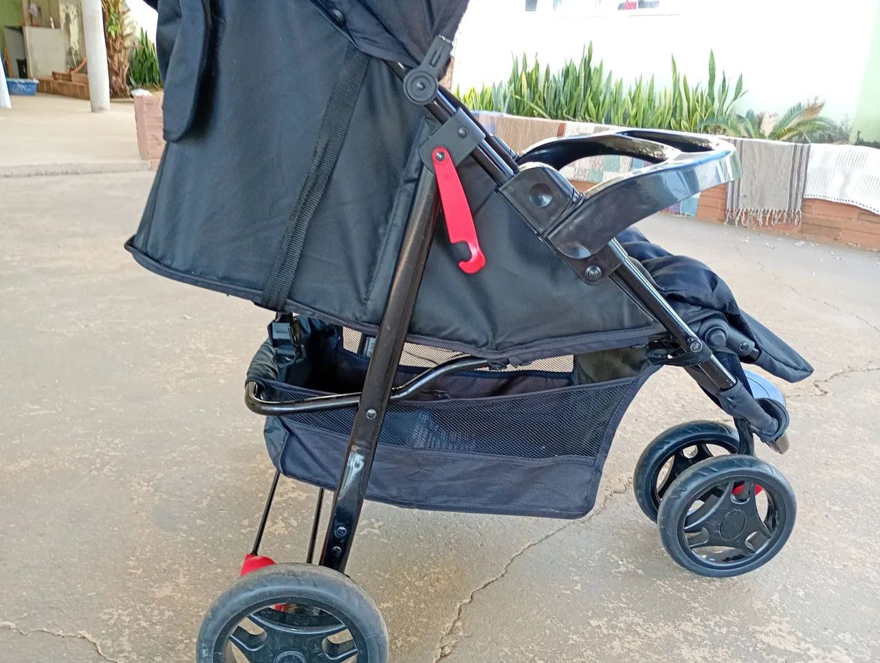 Carrinho de bebê Cosco 3 rodas Preto. Seminovo - Foto 3