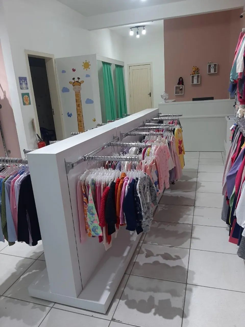 Balcão expositor para loja (cabideiros) - Foto 2