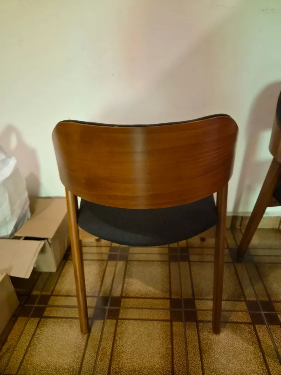 TRIO DE CADEIRAS COM BRAÇOS EM MADEIRA - MODERNAS, IMPECÁVEIS E ELEGANTES - Foto 4