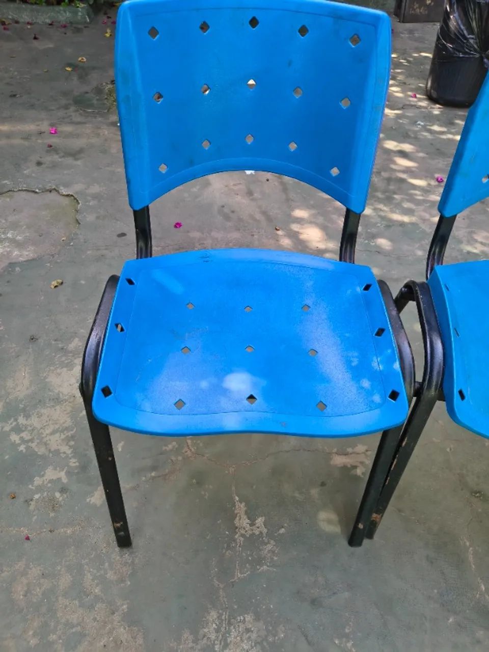  2 Cadeiras Escritório Fixa Ferro Assento Plástico - Foto 3