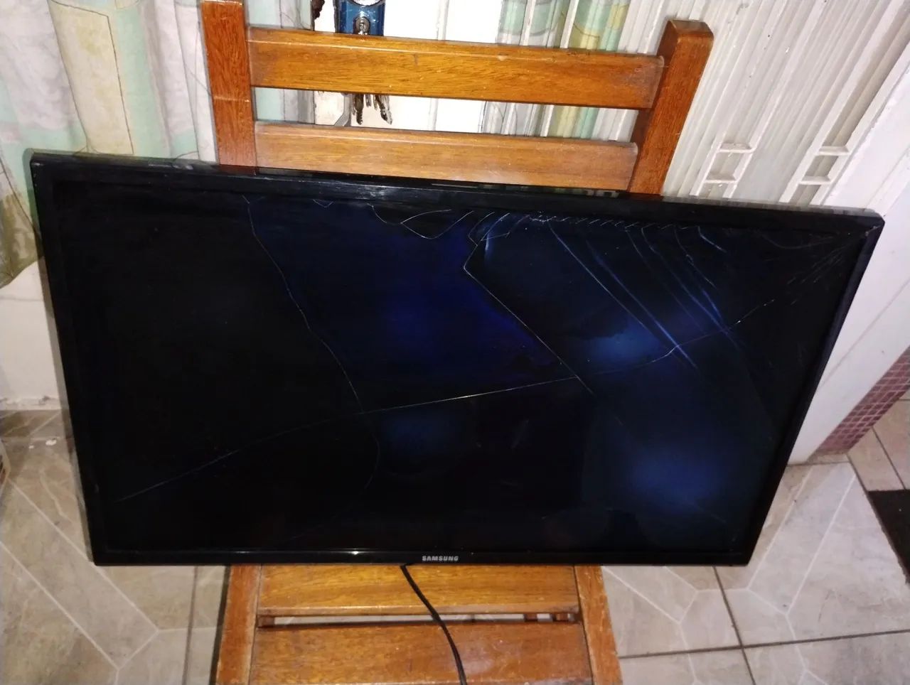 TV LED Samsung 32 Polegadas Modelo UN32FH4205G defeito tela trincada ligando 