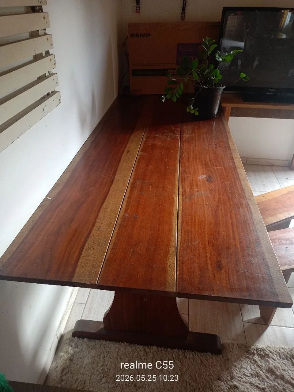 Vendo mesa com 2 bancos em madeira óleo 