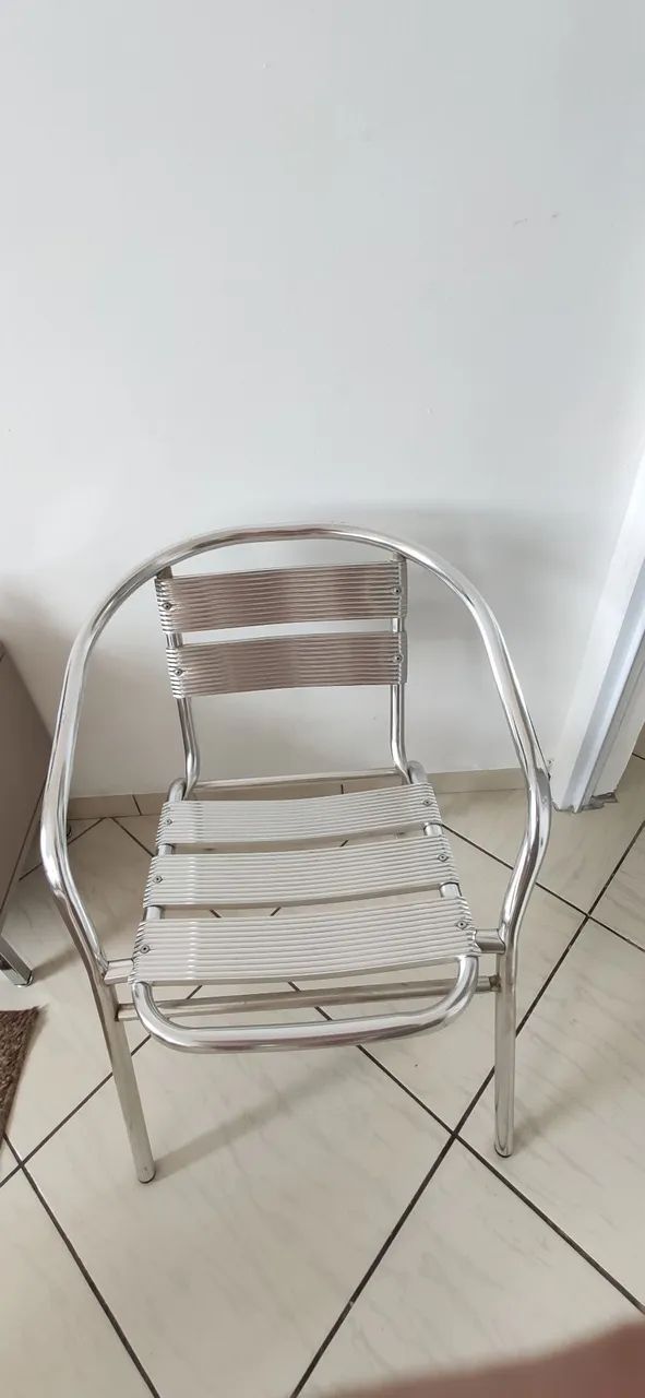 CONJUNTO DE MESA COM 4 CADEIRAS!