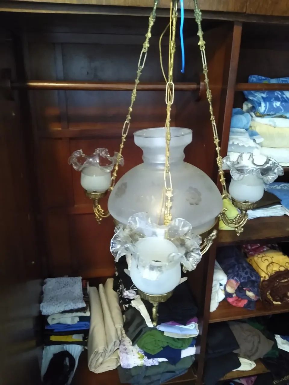 Lustre de bronze com cúpulas trabalhadas  - Foto 2
