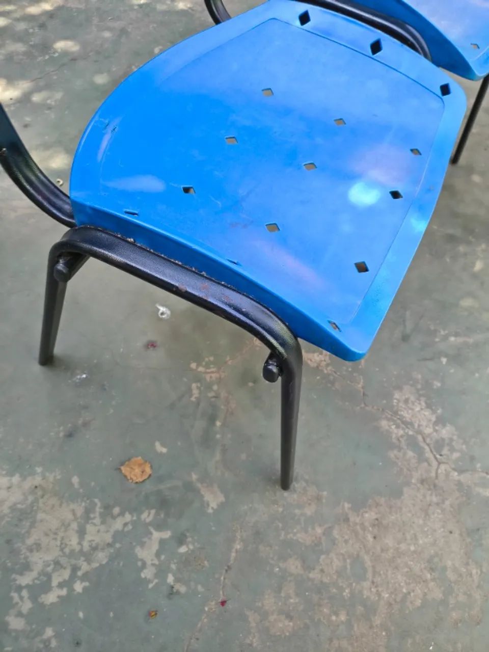  2 Cadeiras Escritório Fixa Ferro Assento Plástico - Foto 2