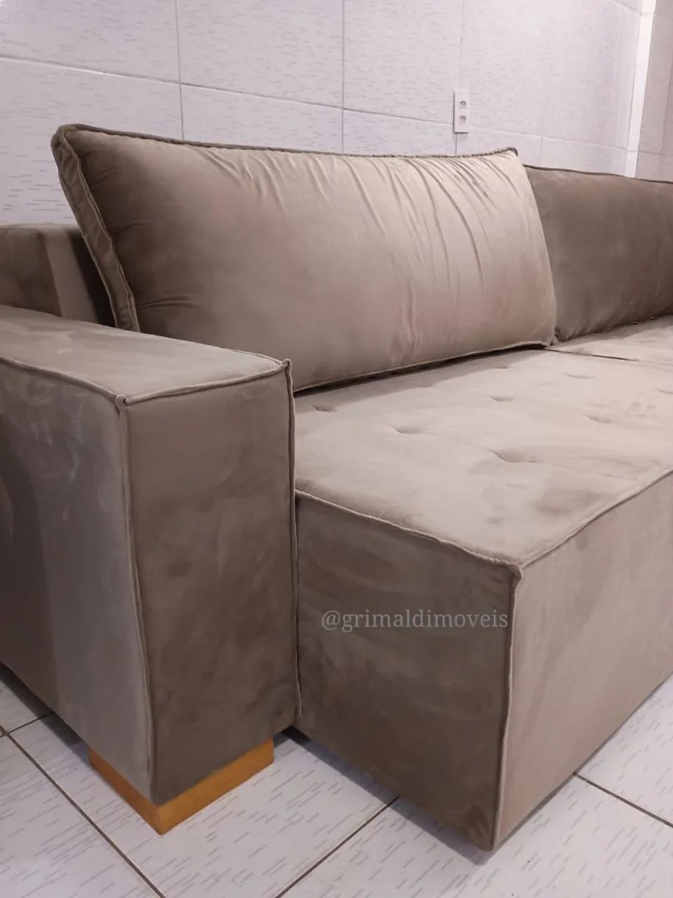 Sofá retrátil no veludo 