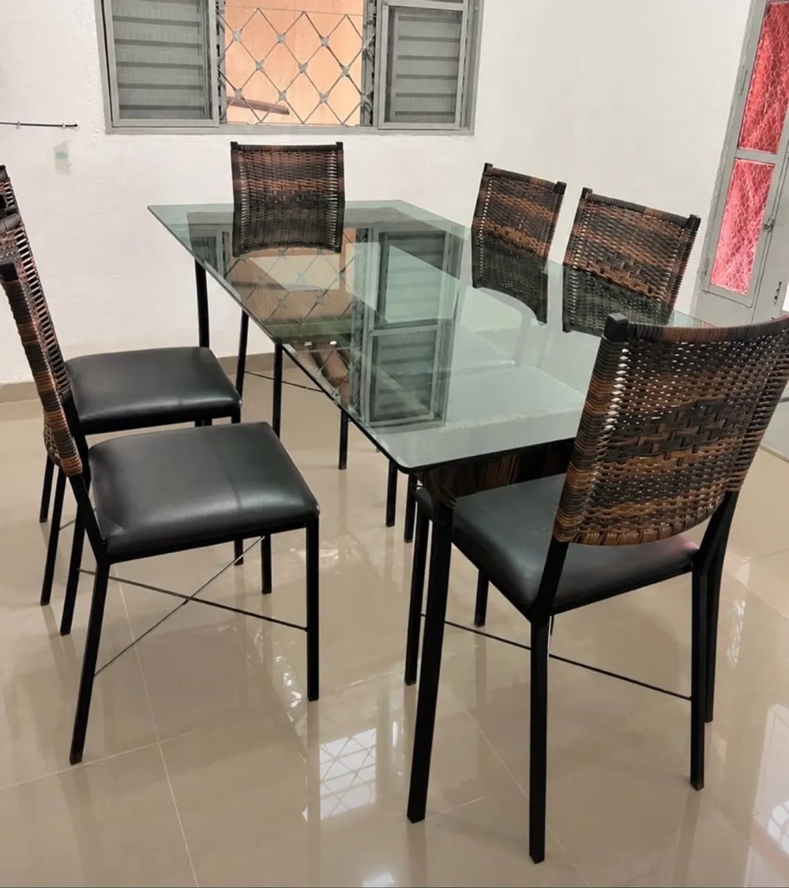 Mesa de vidro com 6 cadeiras