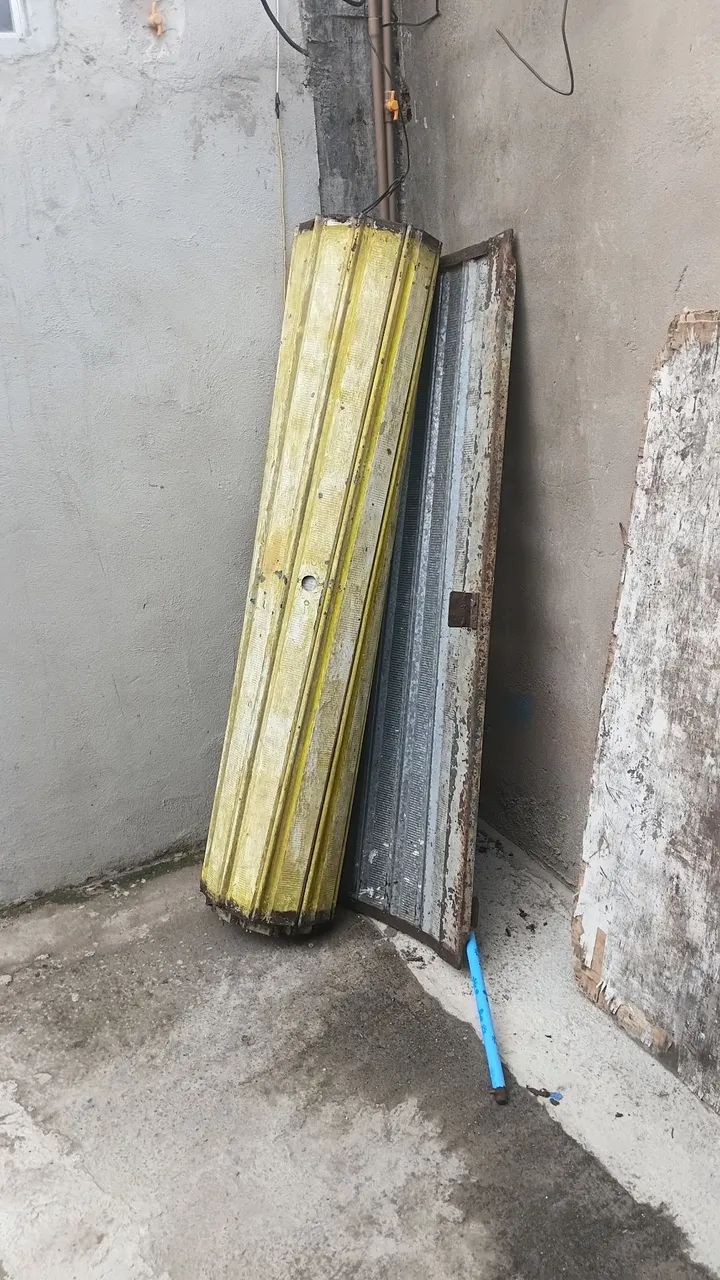 For sale: double-wing gate and roller door