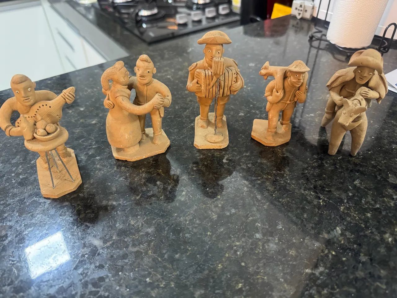 Coleção de estátuas de barro feitas por Manuel Eudocio