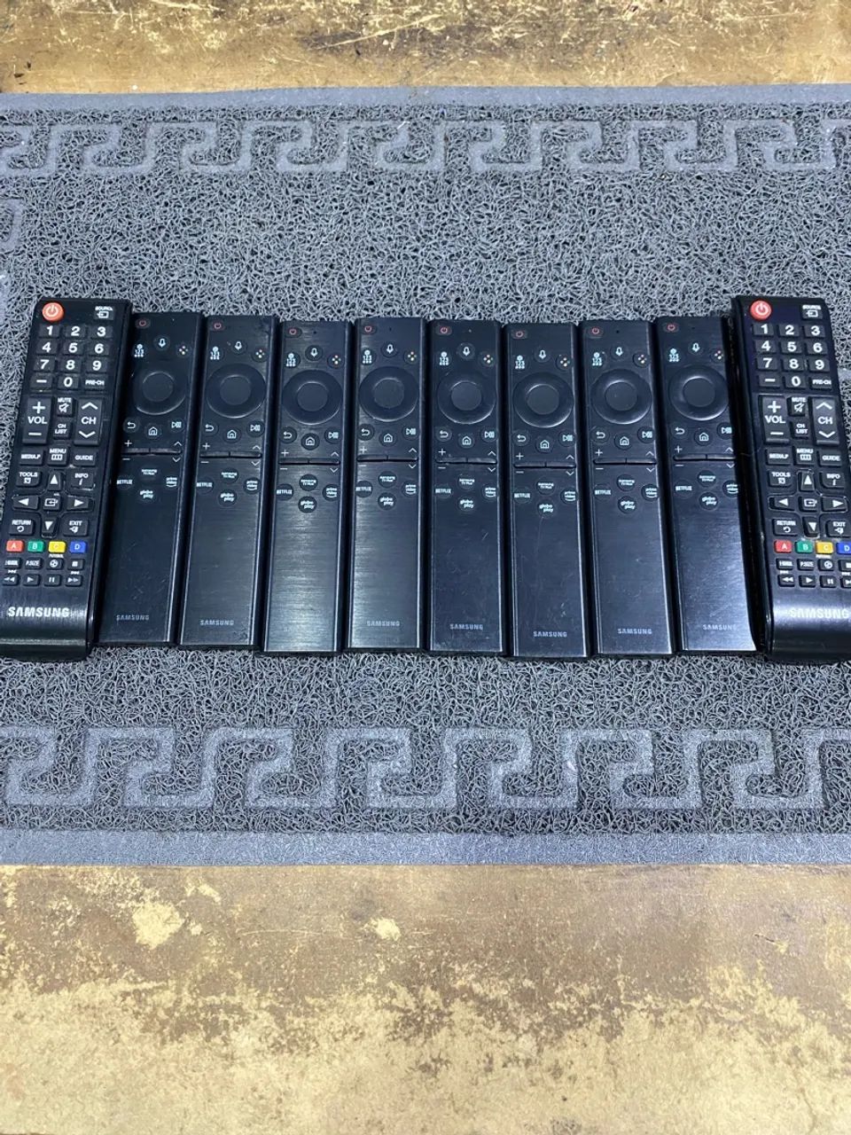 Controles da marca Samsung solar e normal 