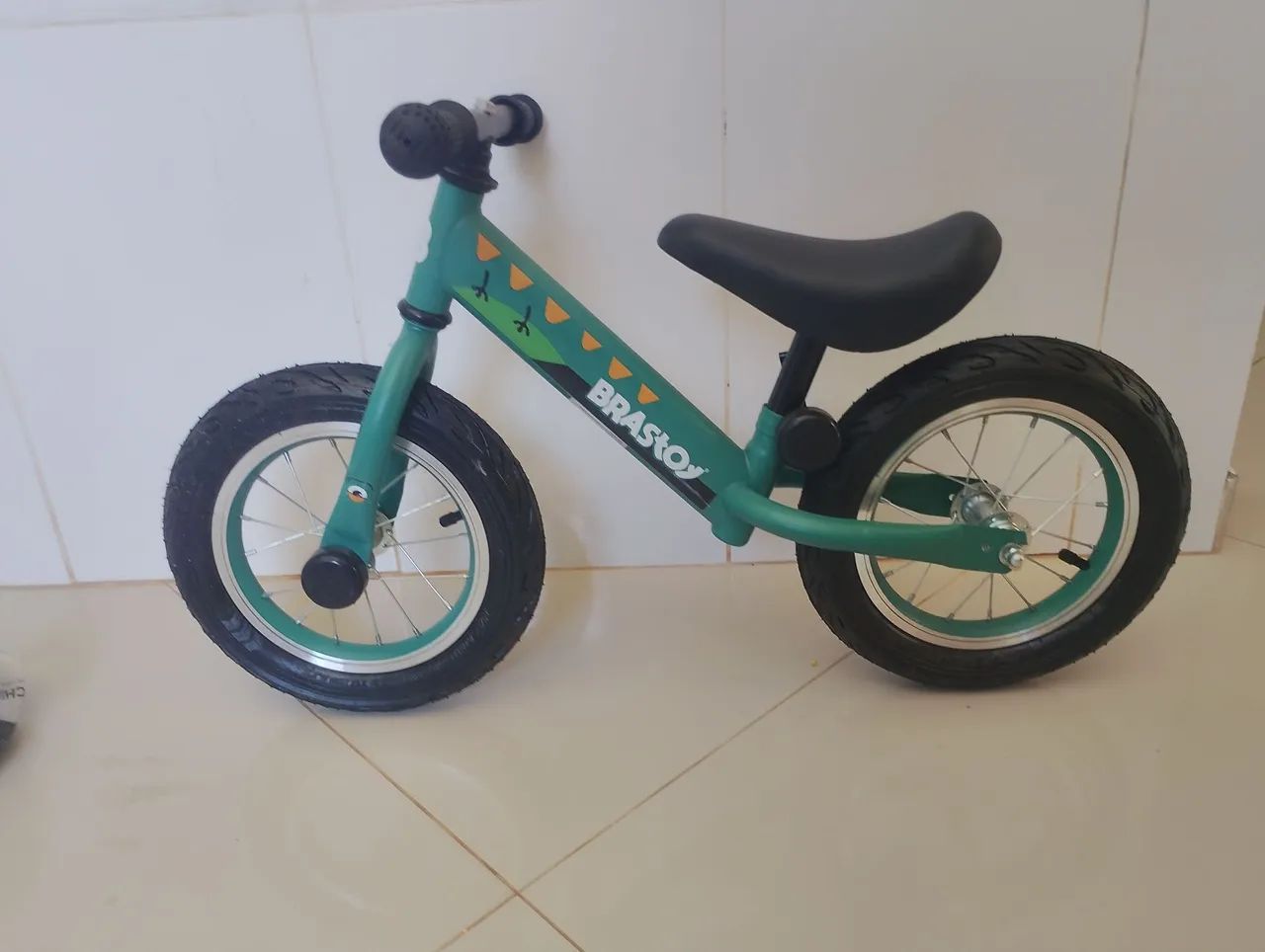 Bicicleta de equilíbrio verde