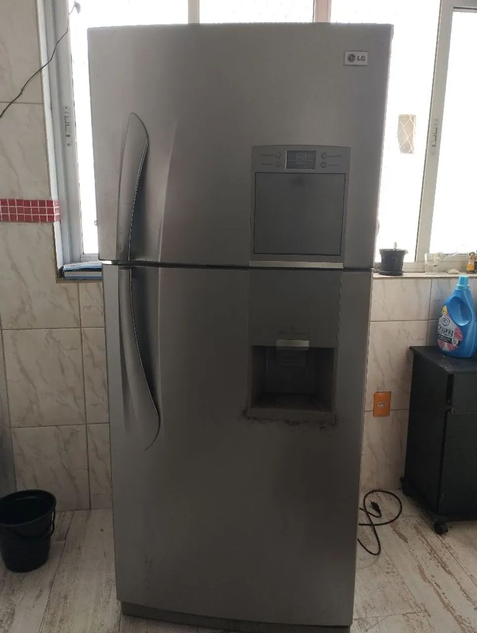 Geladeira Frost Free LG com gaveta de gelo e Dispenser de água 