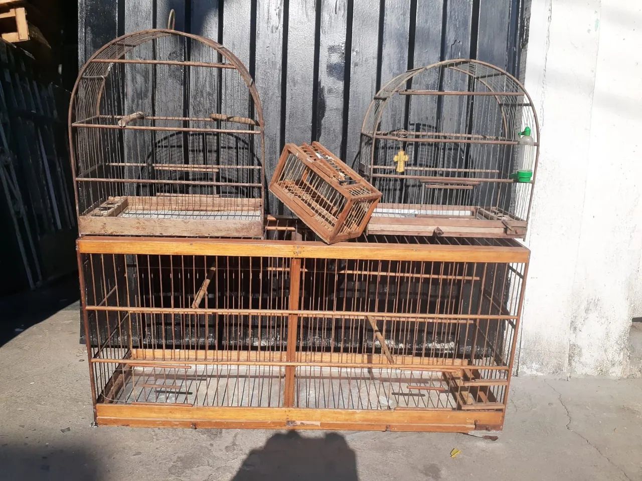 Gaiolas e 1 alçapão,tudo por 150,00 hoje 