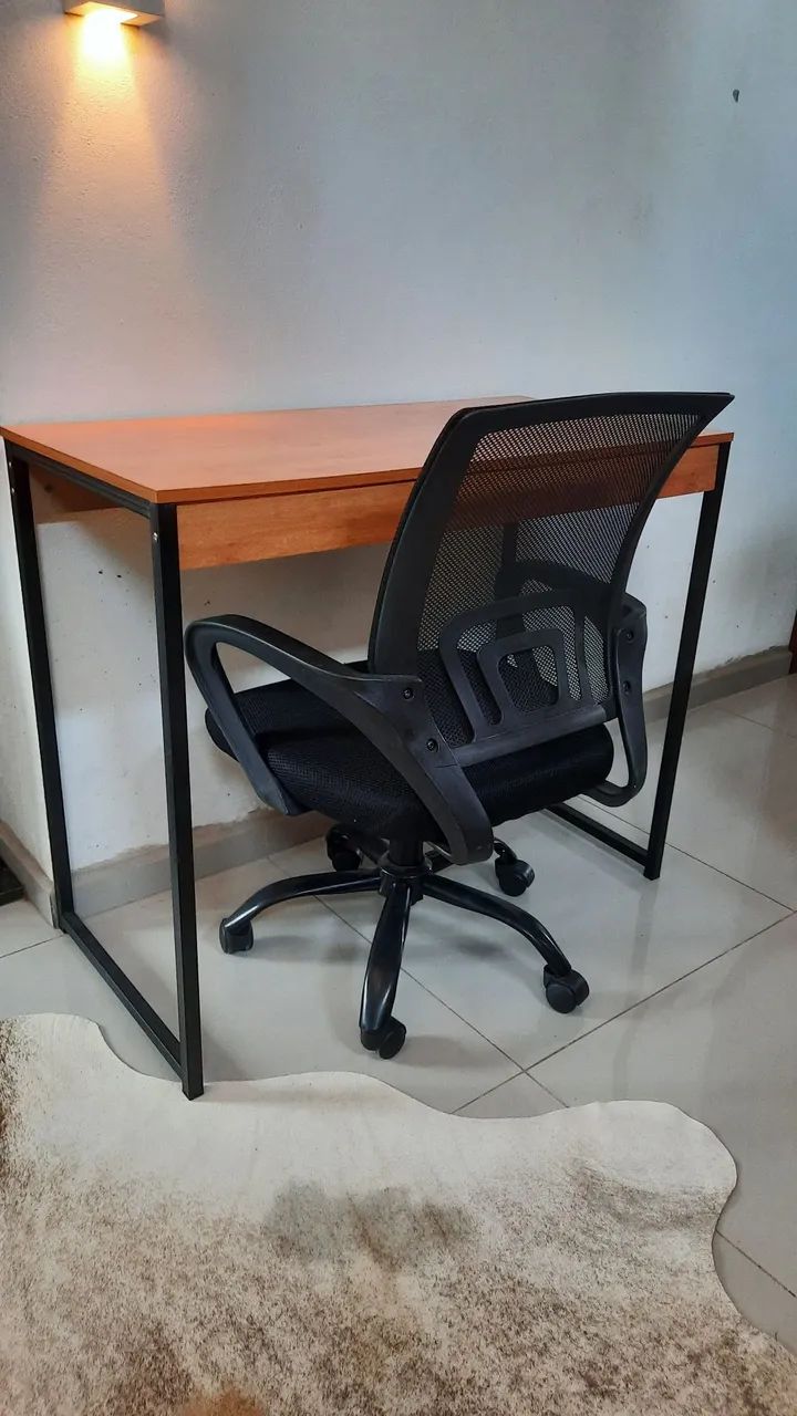 Mesa e cadeira novos 