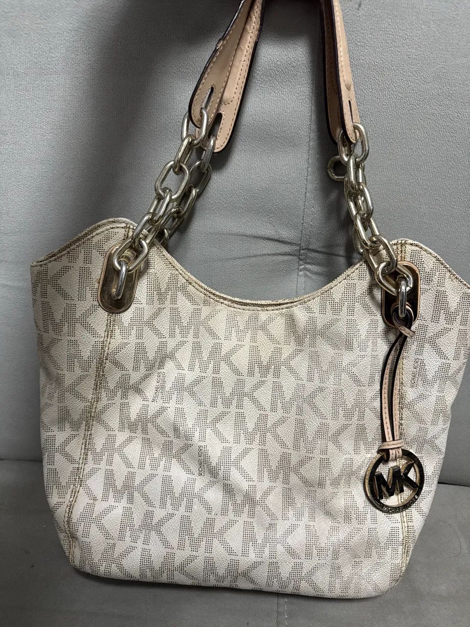 Bolsa Michael Kors Original Monograma Bege | Modelo Shoulder com Corrente - Foto 5