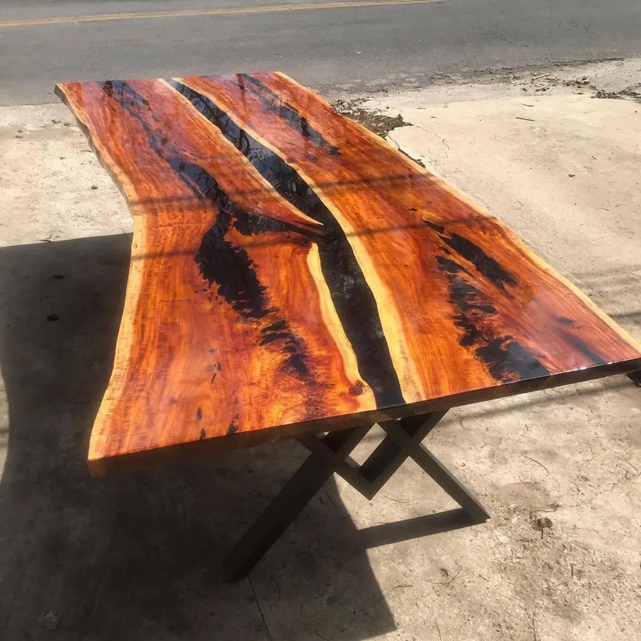 Mesa de Madeira maçiça e resina epoxi - Foto 2
