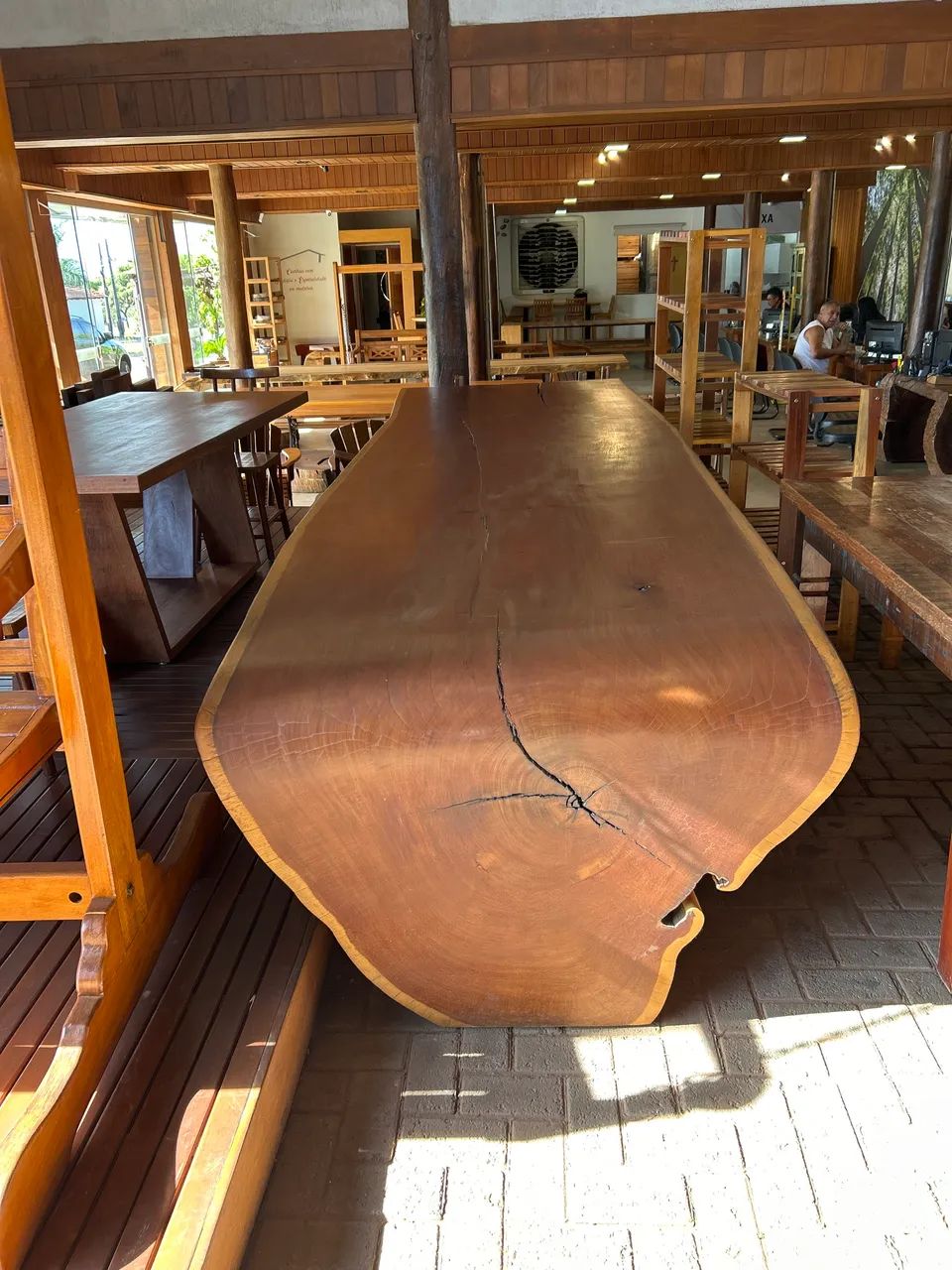 Mesa cascata e mesas com pés de ferro ou de madeira pequi e garapa 