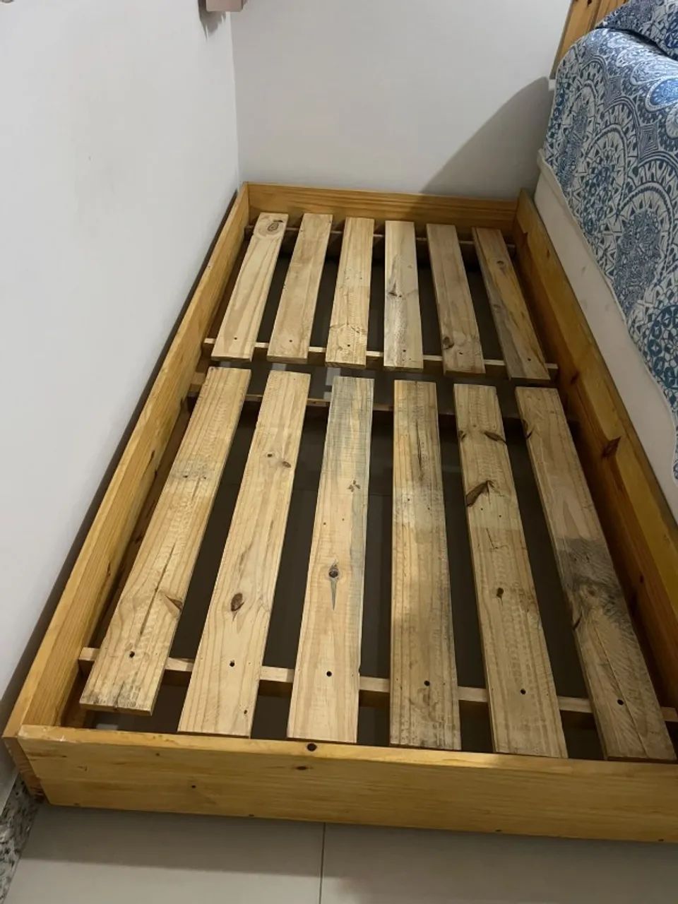 Cama de paletes com colchão - Foto 2