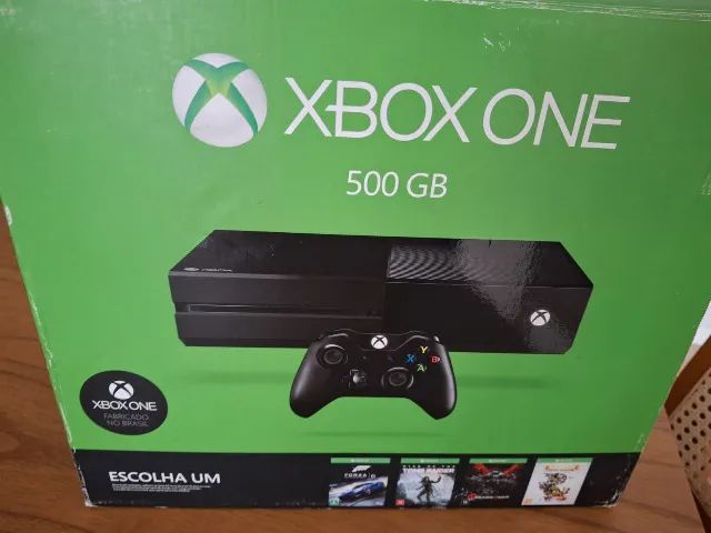 Xbox One Usado e com defeito + 2 controles em bom estado, funcionais.