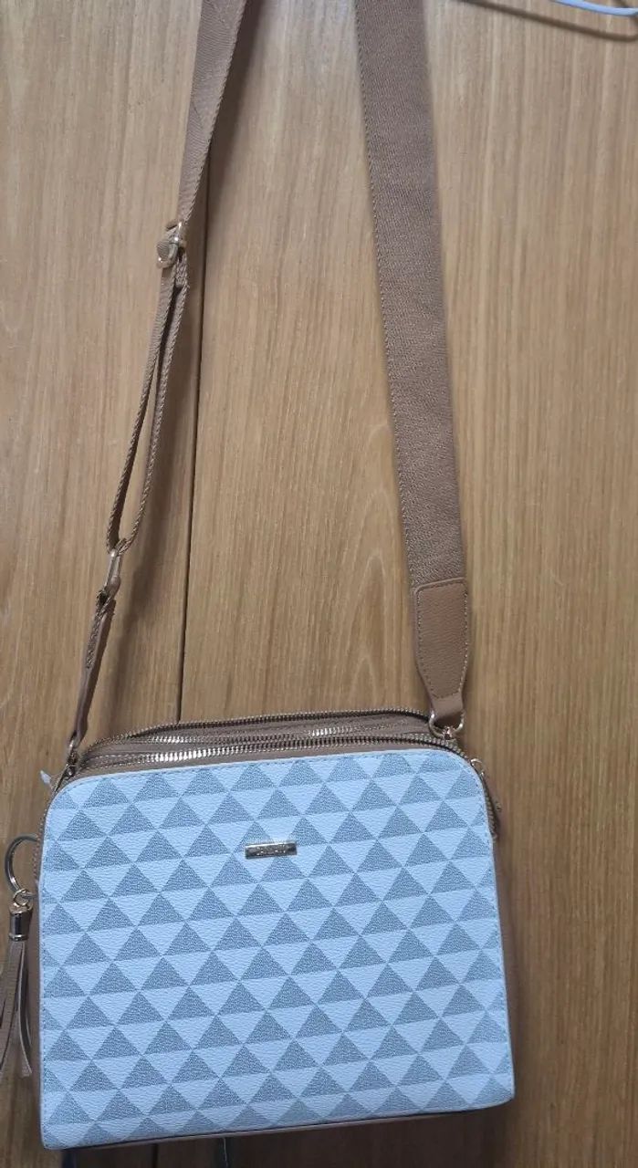 Bolsa feminina com alça regulável