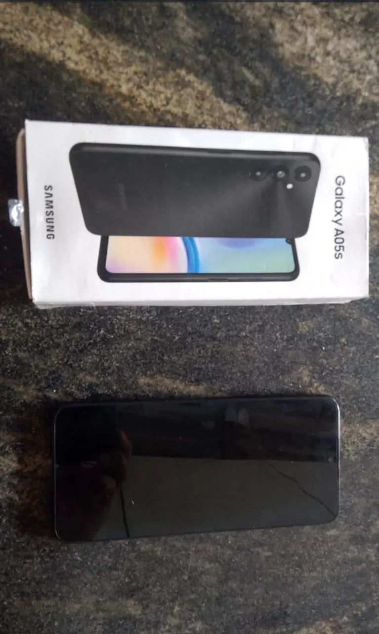 CELULAR NOVO POUCOS MÊSES DE USO 