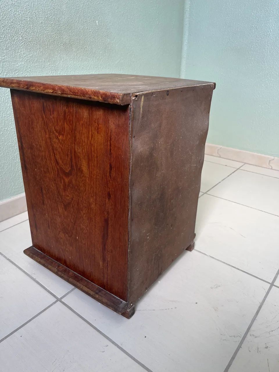 Mesa de cabeceira com gavetas em angelim.  - Foto 2