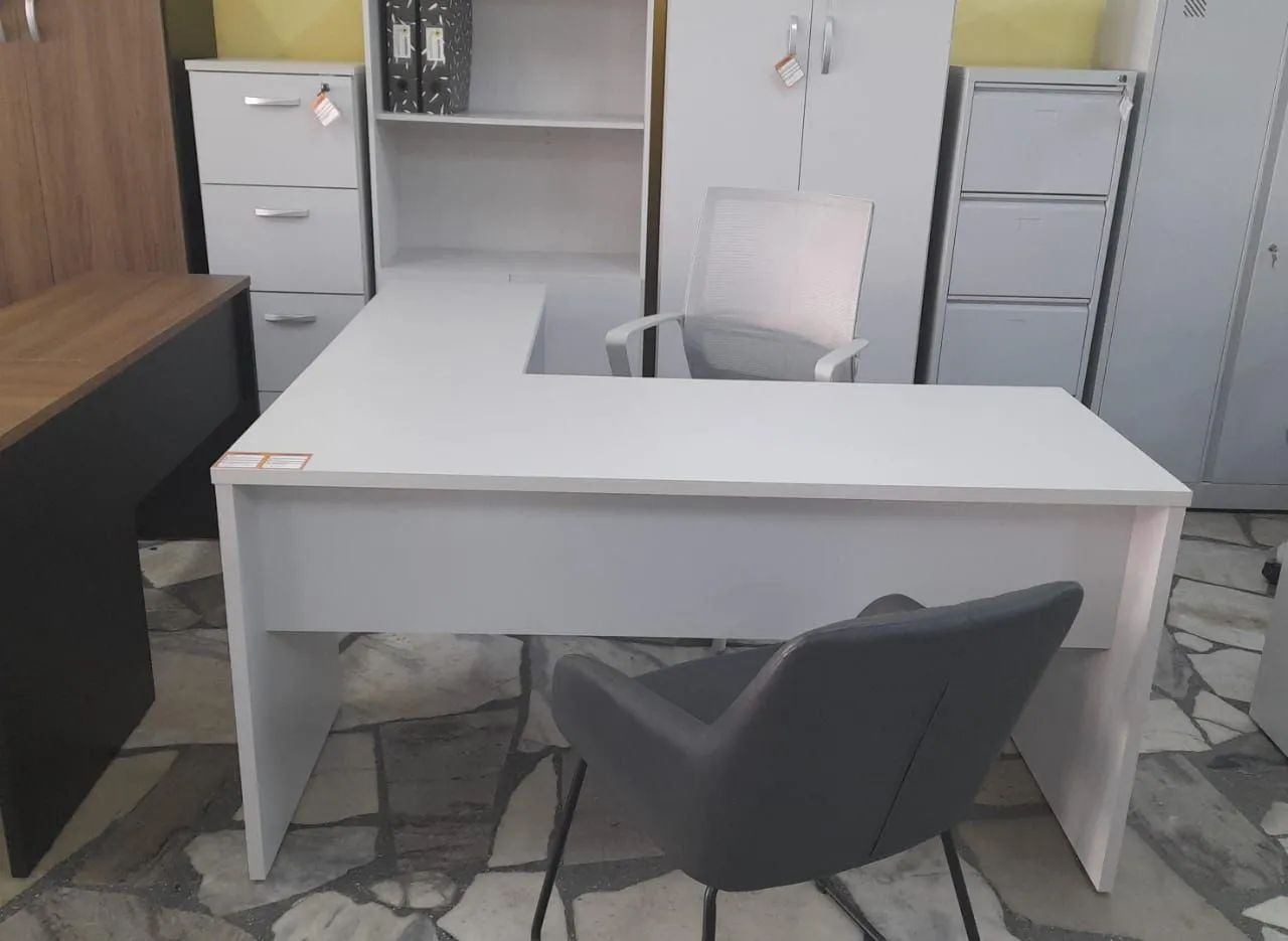 Mesa escritório em L