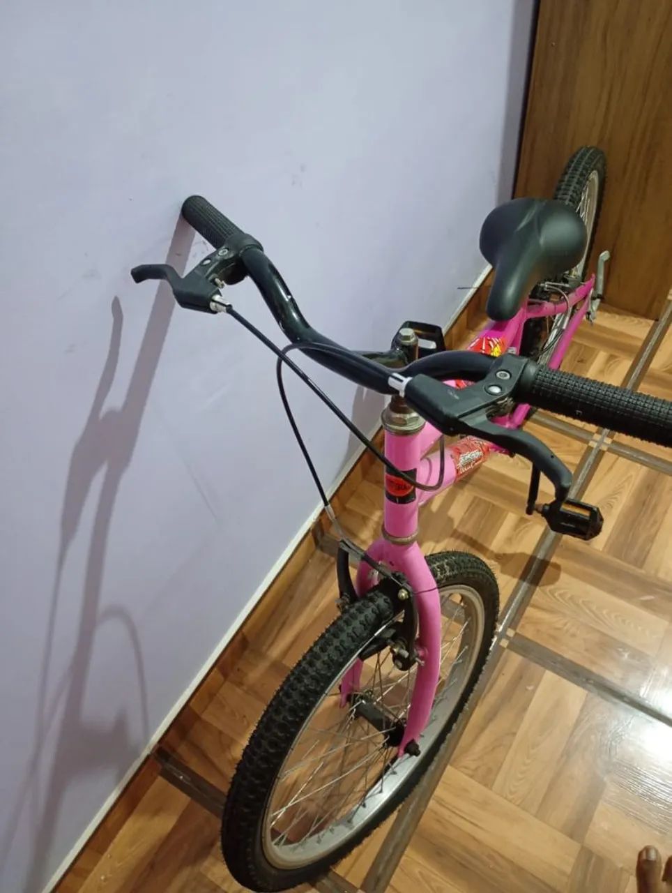 Bicicleta de menina em perfeito estado