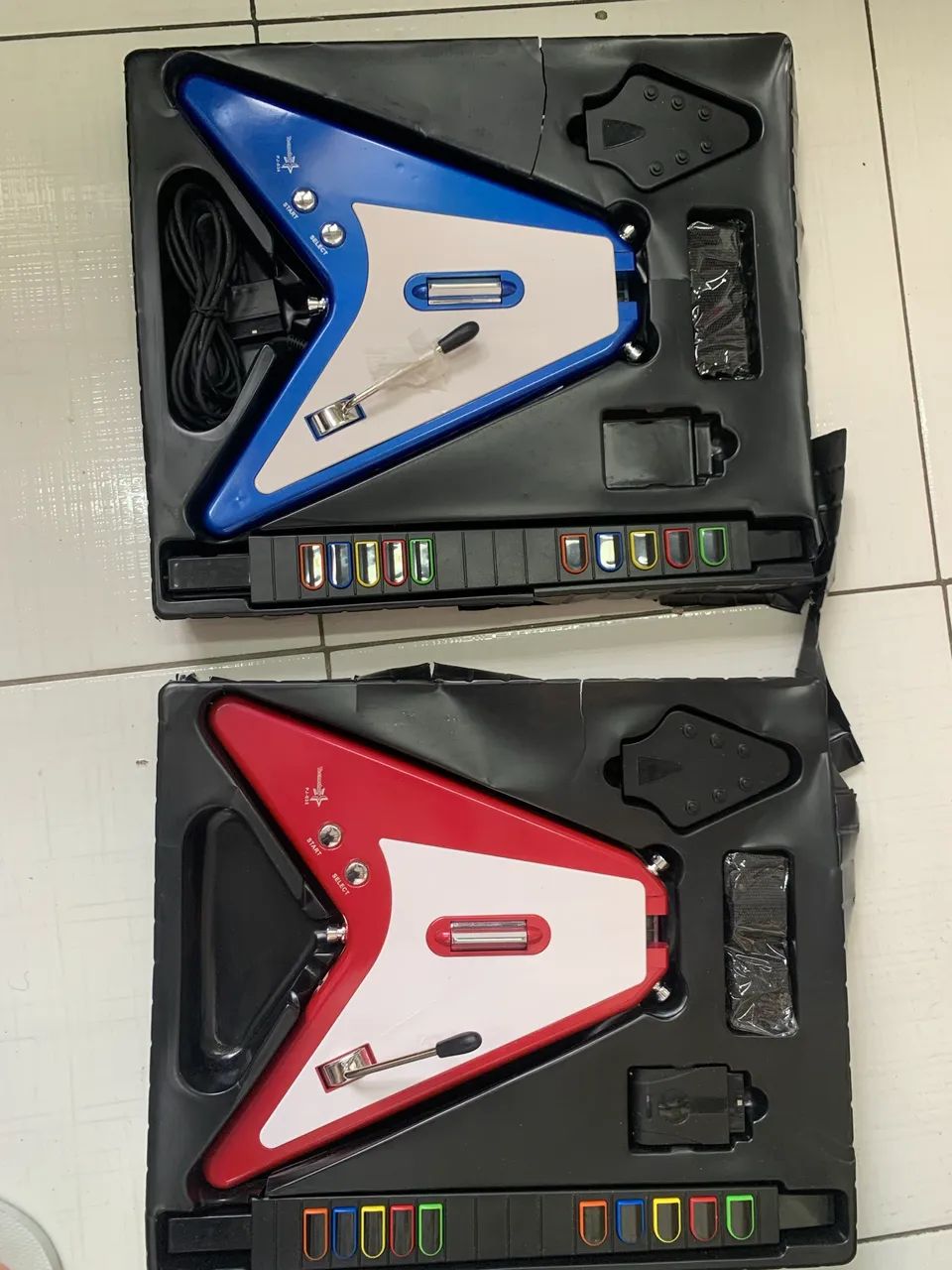 Lote com 40 guitarras elétricas 