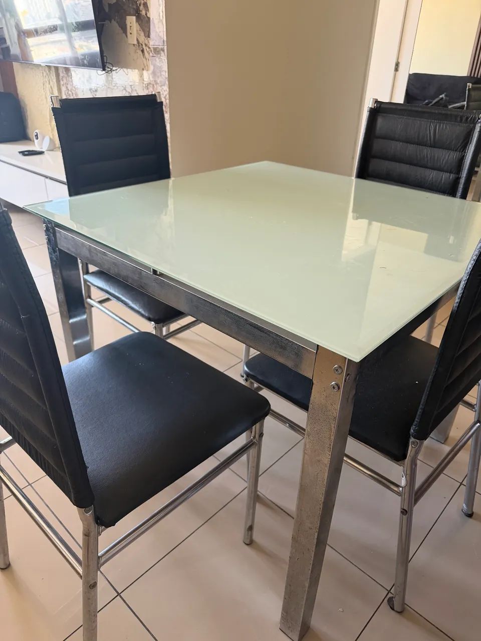 Mesa de jantar quadrada, 4 lugares com cadeira inox. 