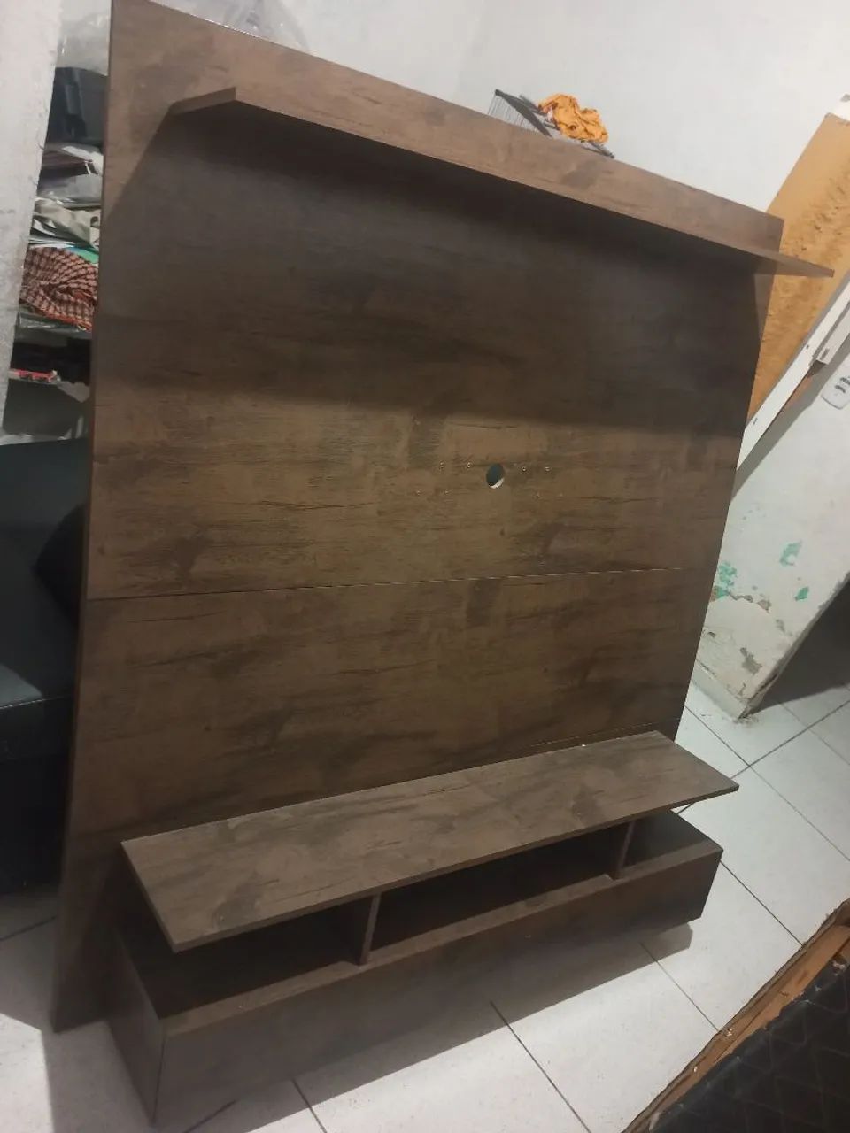 Painel para TV de até 55polegadas, com prateleira embutida.