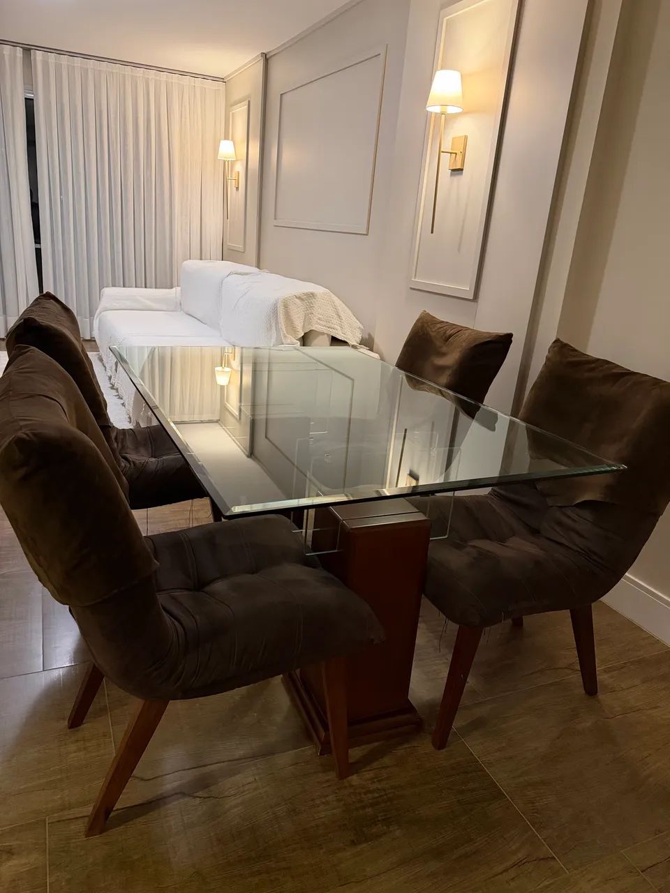 Mesa jantar tampo de vidro com 4 cadeiras.