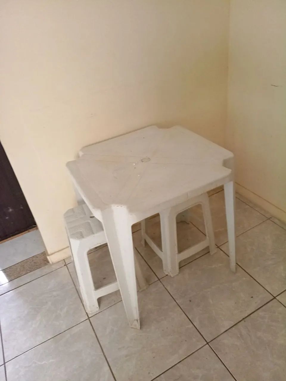 Mesa com dois bancos