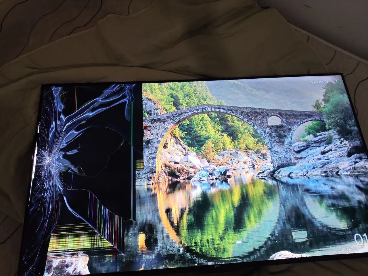 Tv Tcl com a tela trincada 