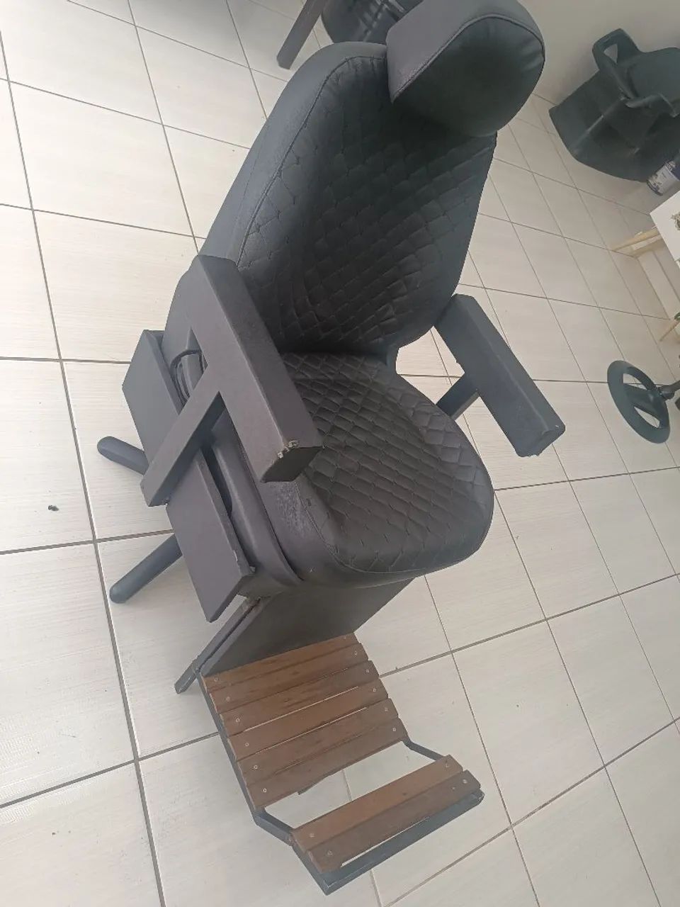 Vendo cadeira de barbeiro  - Foto 3