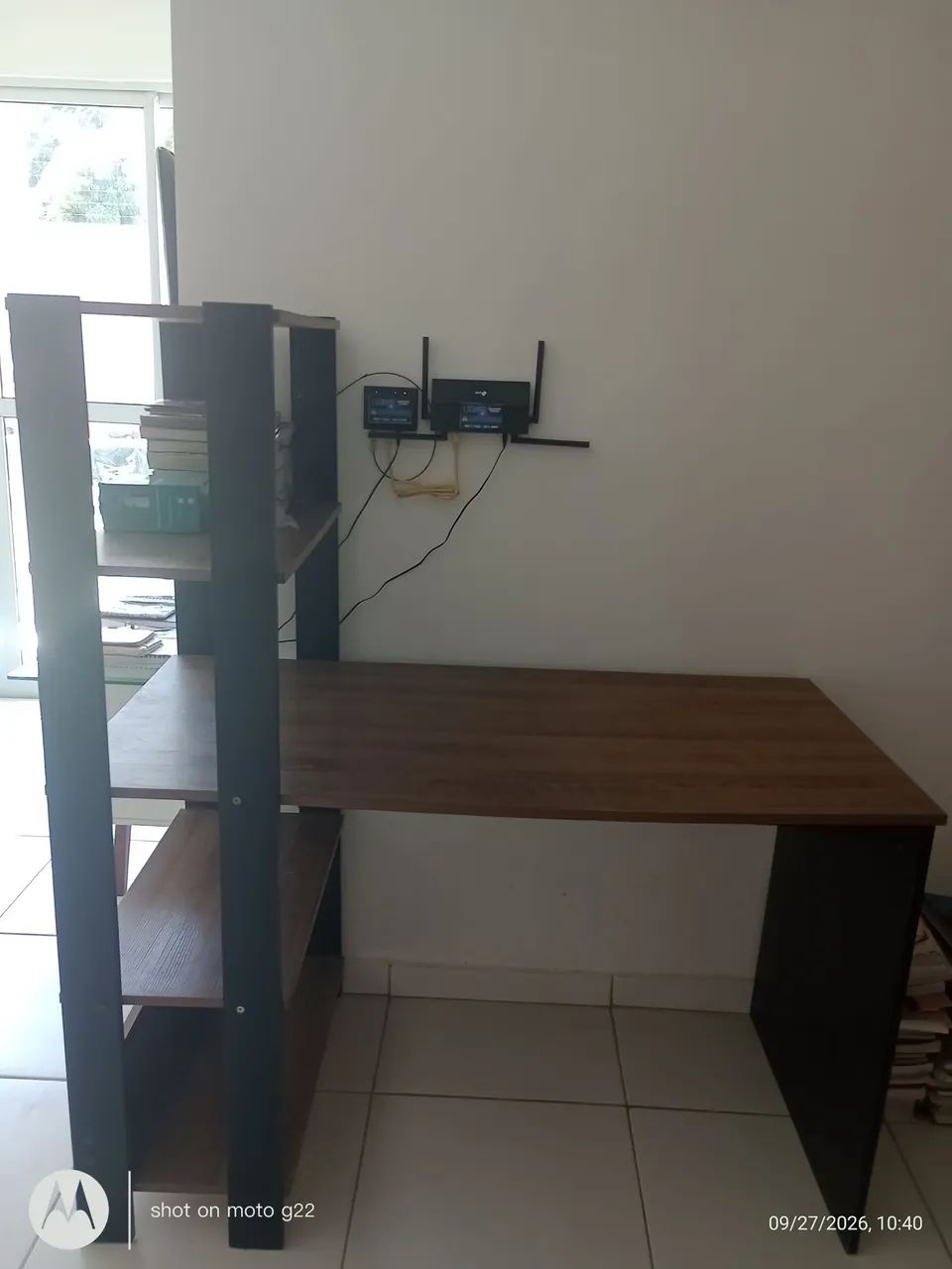 Escrivaninha com prateleiras 