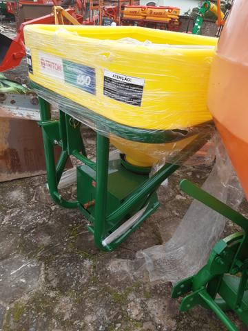 Distribuidor para trator