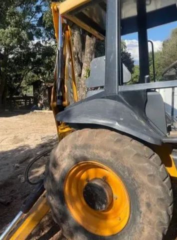 Retroescavadeira JCB - 2013            R$ 120.000