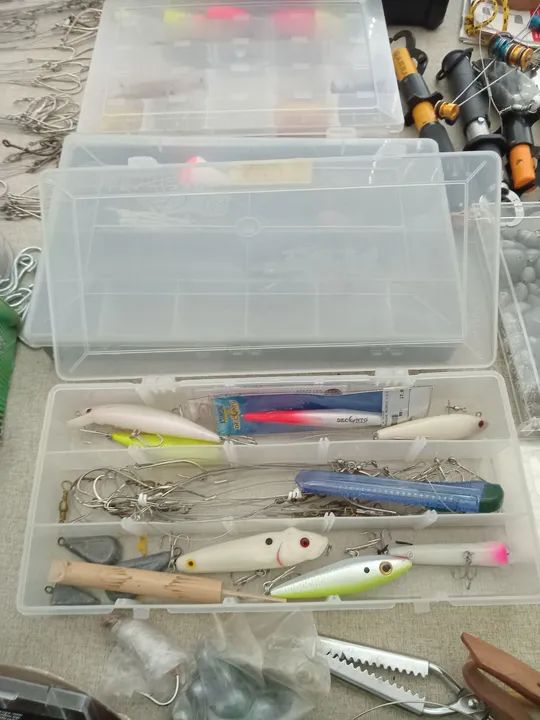 Coleção de carretilhas de pesca e vários materiais para pesca - Foto 4